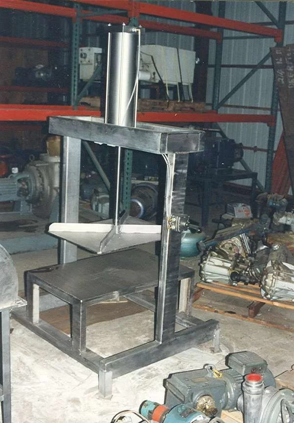 VERTICAL CHEESE PRESS