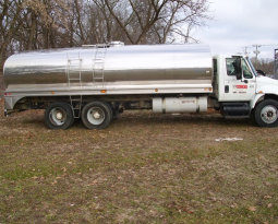 INTERNATIONAL TRUCK WITH S/S MOUNTED FARM PICK-UP TANK